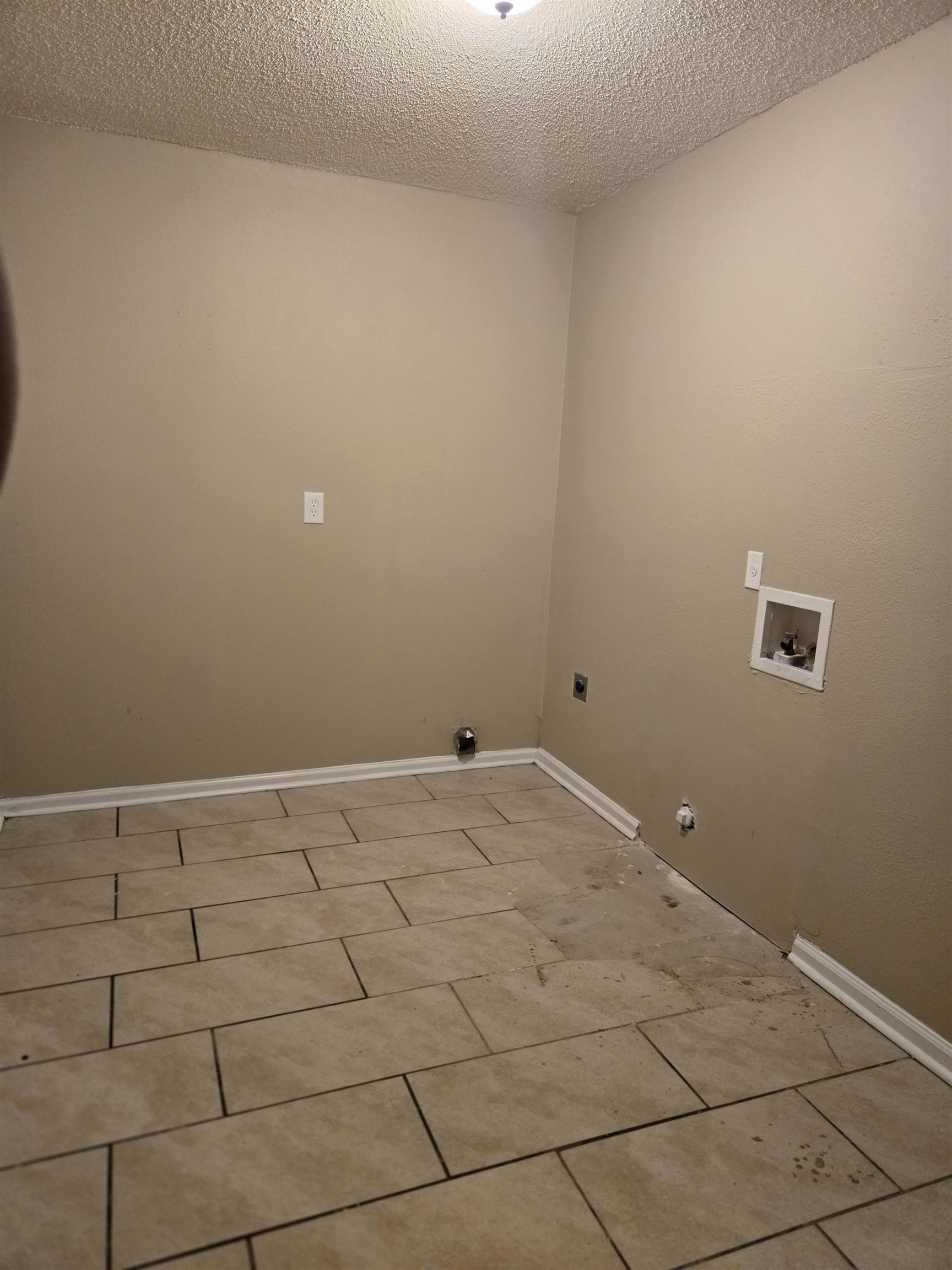 4207 Kenosha Road Memphis, TN 38118 - Photo 13 of 24 Washroom with gas dryer hookup, hookup for an electric dryer, washer hookup, a textured ceiling, and light tile patterned flooring