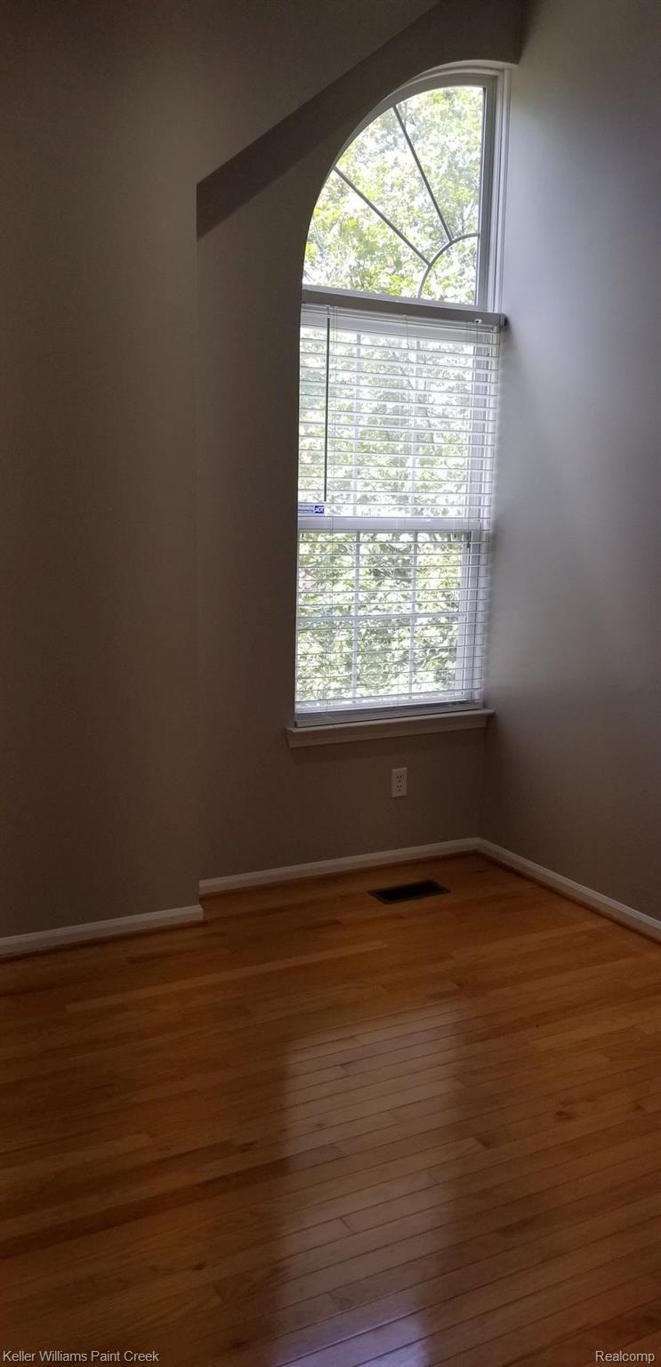 102 Eagle Ridge Road Lake Orion, MI 48360 - Photo 5 of 24 Bedroom 2.jpg