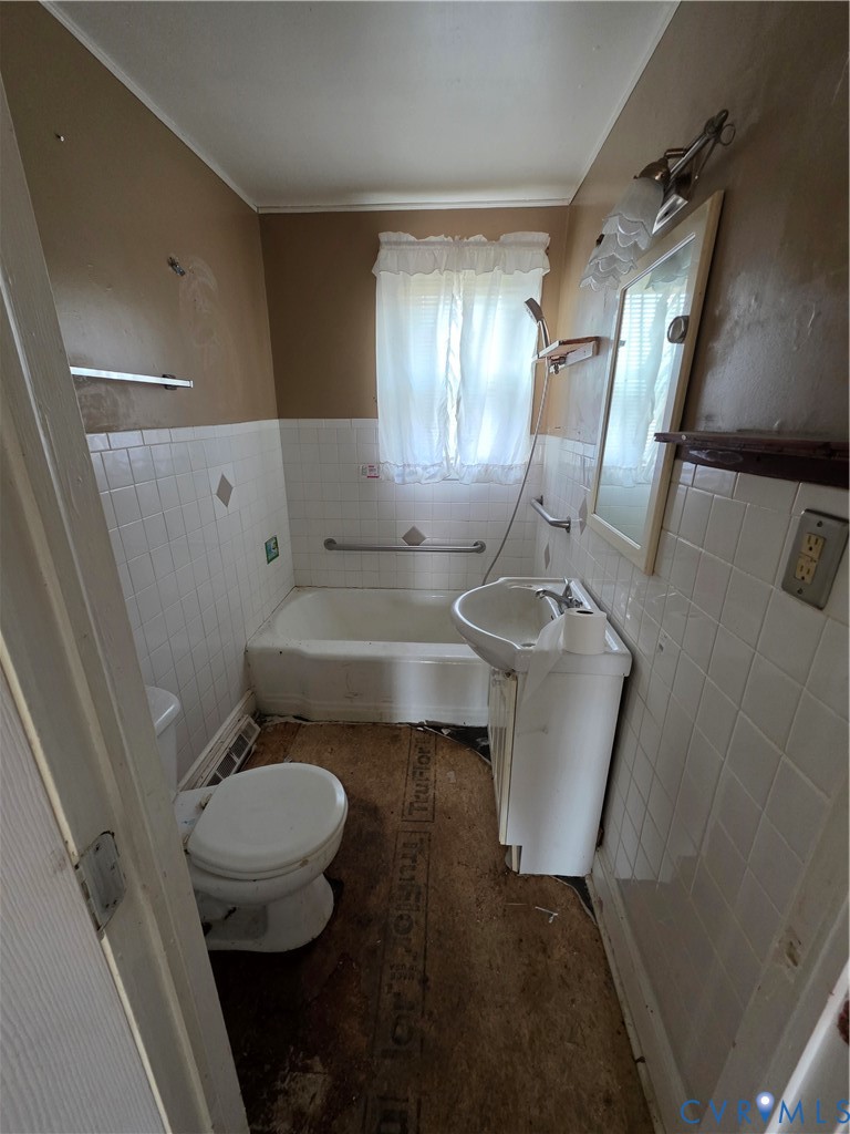 24806 Sawmill Road Carson, VA 23830 - Photo 19 of 19 a bathroom with a sink and toilet