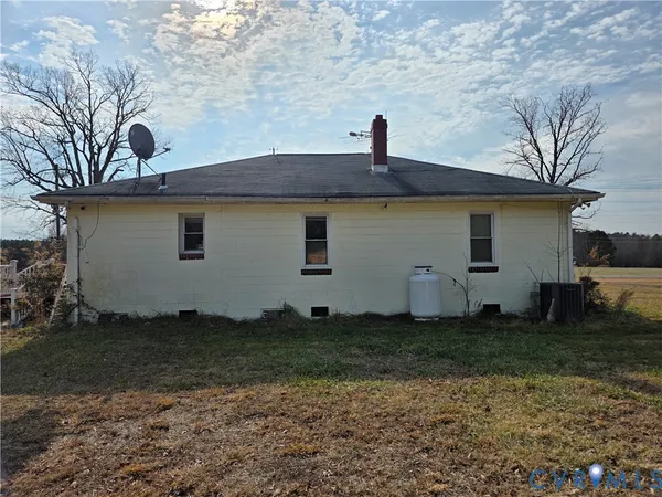 a house view with a backyard space
