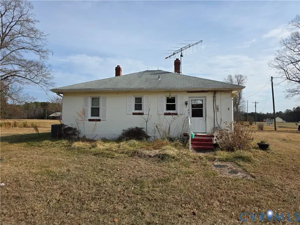 a view of a house with backyard