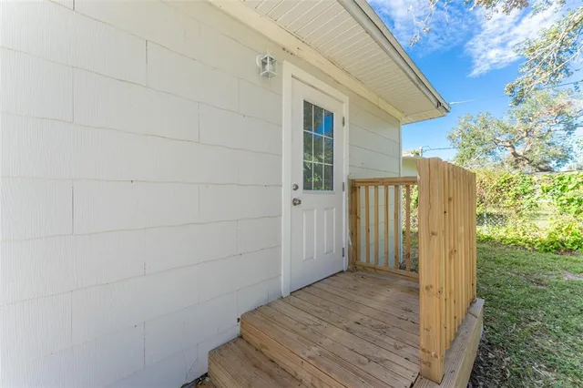 a view of a house with backyard