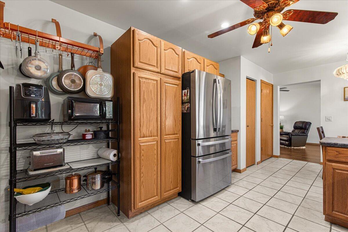 2350 East Sandy Acre Road West Bend, WI 53090 - Photo 14 of 42 Kitchen