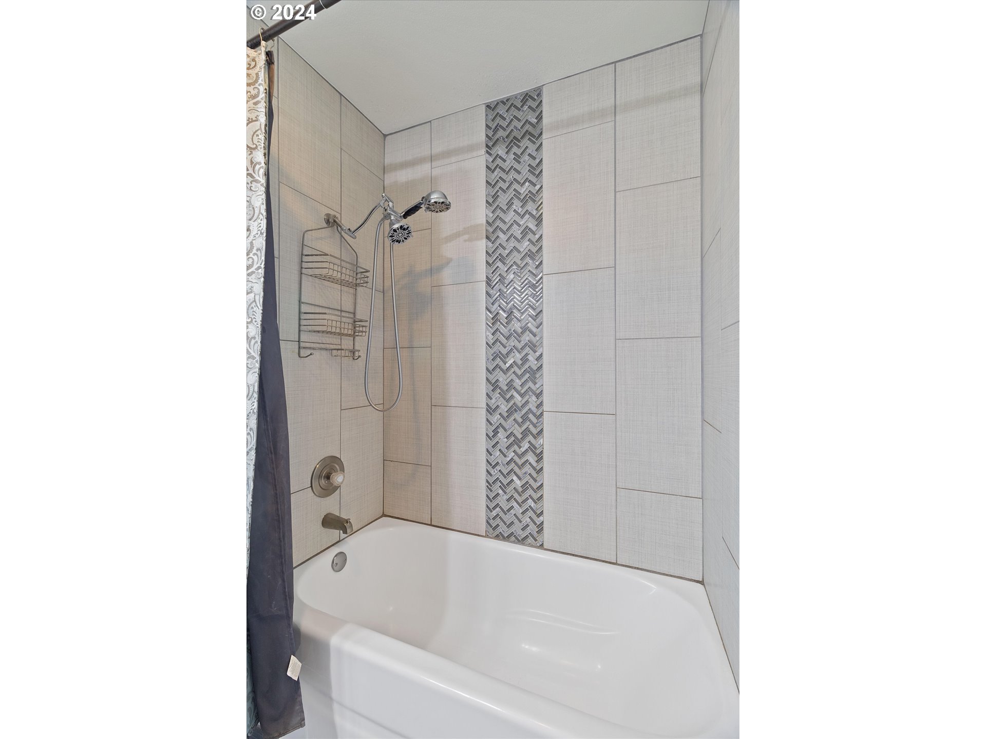 8412 Northeast 27th Avenue Vancouver, WA 98665 - Photo 21 of 36 a bathroom with a bathtub and shower