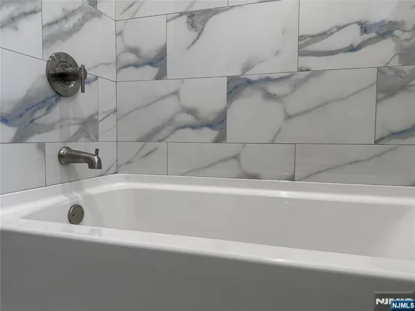 $2,200 | 330 Northwood Way, Unit 10, Palisades Park, NJ 07650