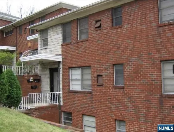 $2,200 | 330 Northwood Way, Unit 10, Palisades Park, NJ 07650