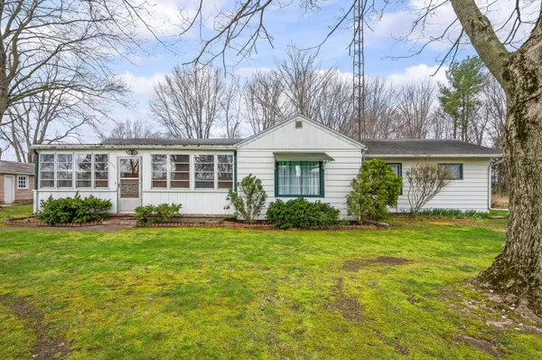 $400,000 | 55796 92nd Avenue, Dowagiac, MI 49047