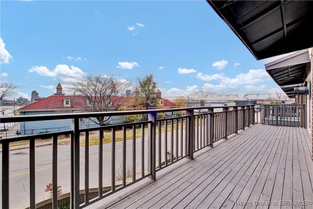 $549,000 | 606 West Riverside Drive, Jeffersonville, IN 47130