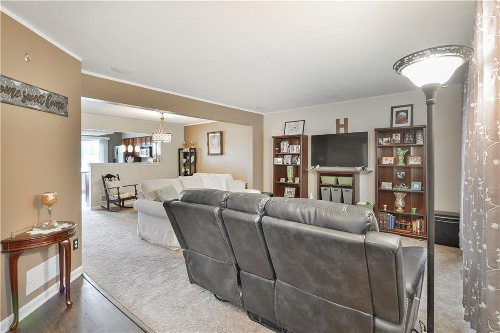 72 Castle View Drive McKees Rocks, PA 15136 - Photo 3 of 25 Living Room