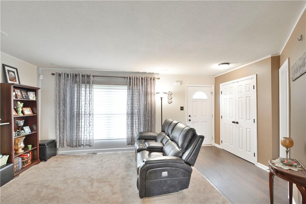 72 Castle View Drive McKees Rocks, PA 15136 - Photo 5 of 25 Living Room/Entry