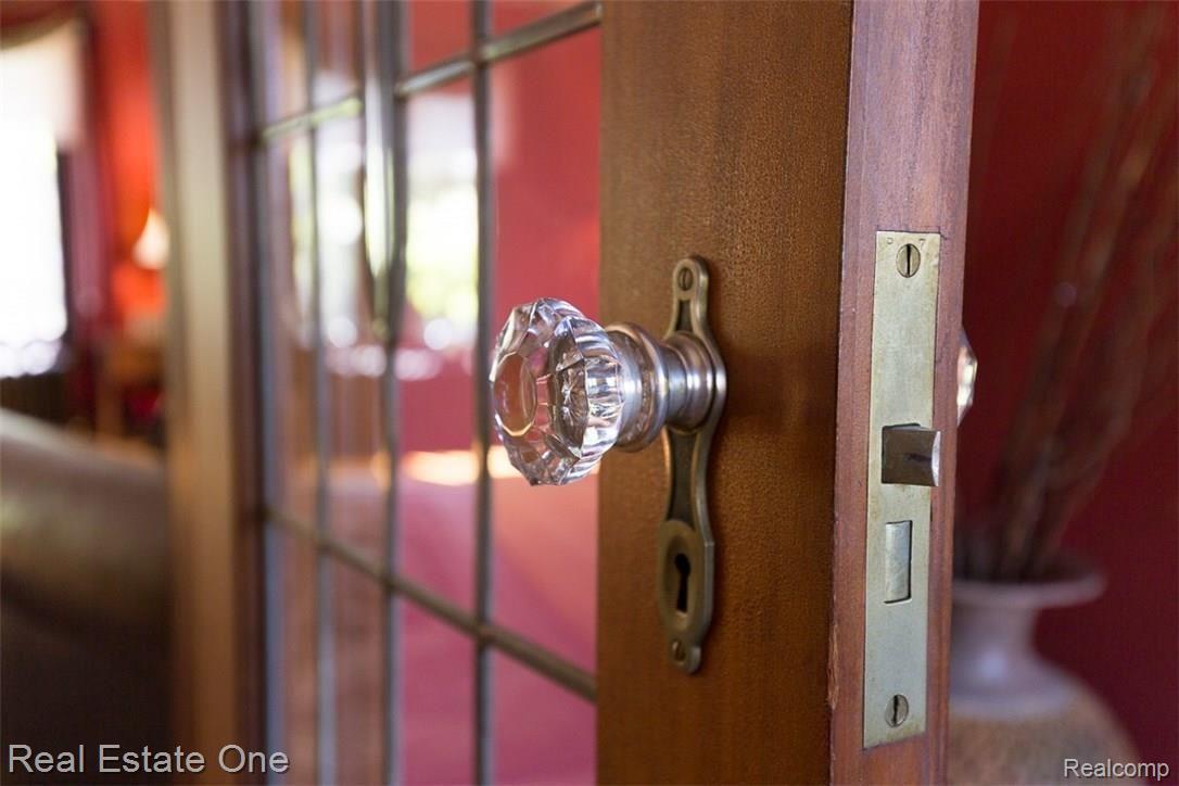 112 Cherokee Road Pontiac, MI 48341 - Photo 14 of 48 All the hardware looks like this!
