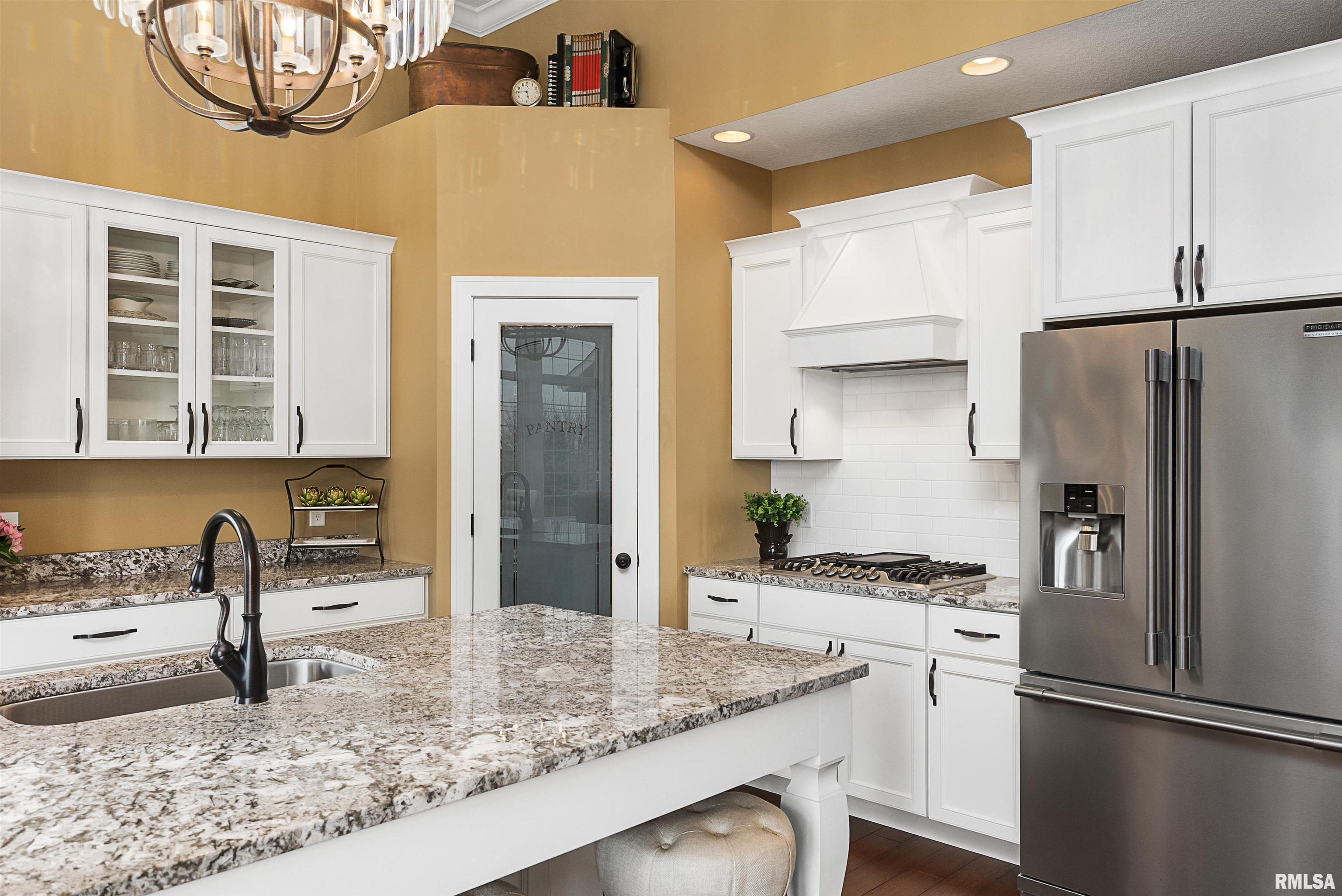 4032 Thomas Pointe Road Davenport, IA 52807 - Photo 5 of 37 Gallery Image 5