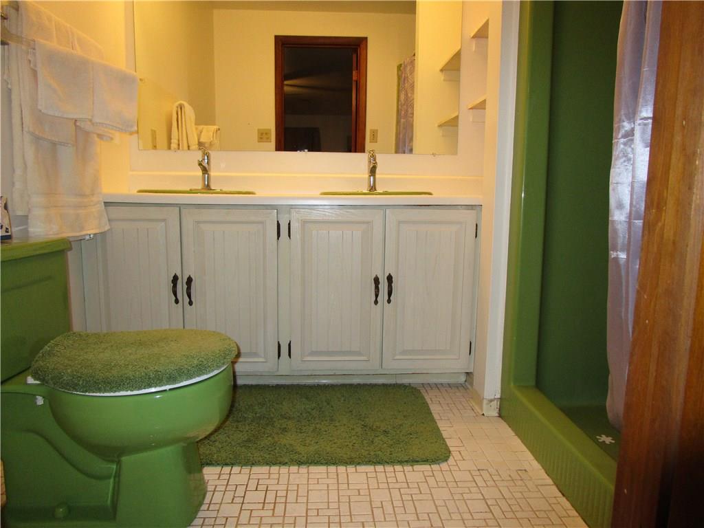 10125 Buchannon Road Pittsburgh, PA 15235 - Photo 16 of 25 Master Bath - Tile