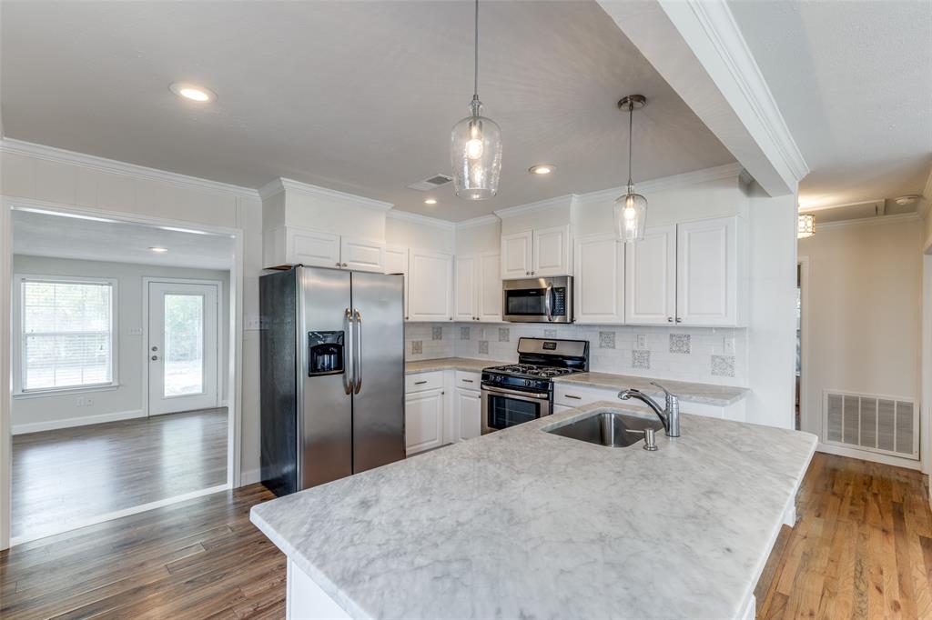 852 Northwood Road Fort Worth, TX 76107 - Photo 5 of 20