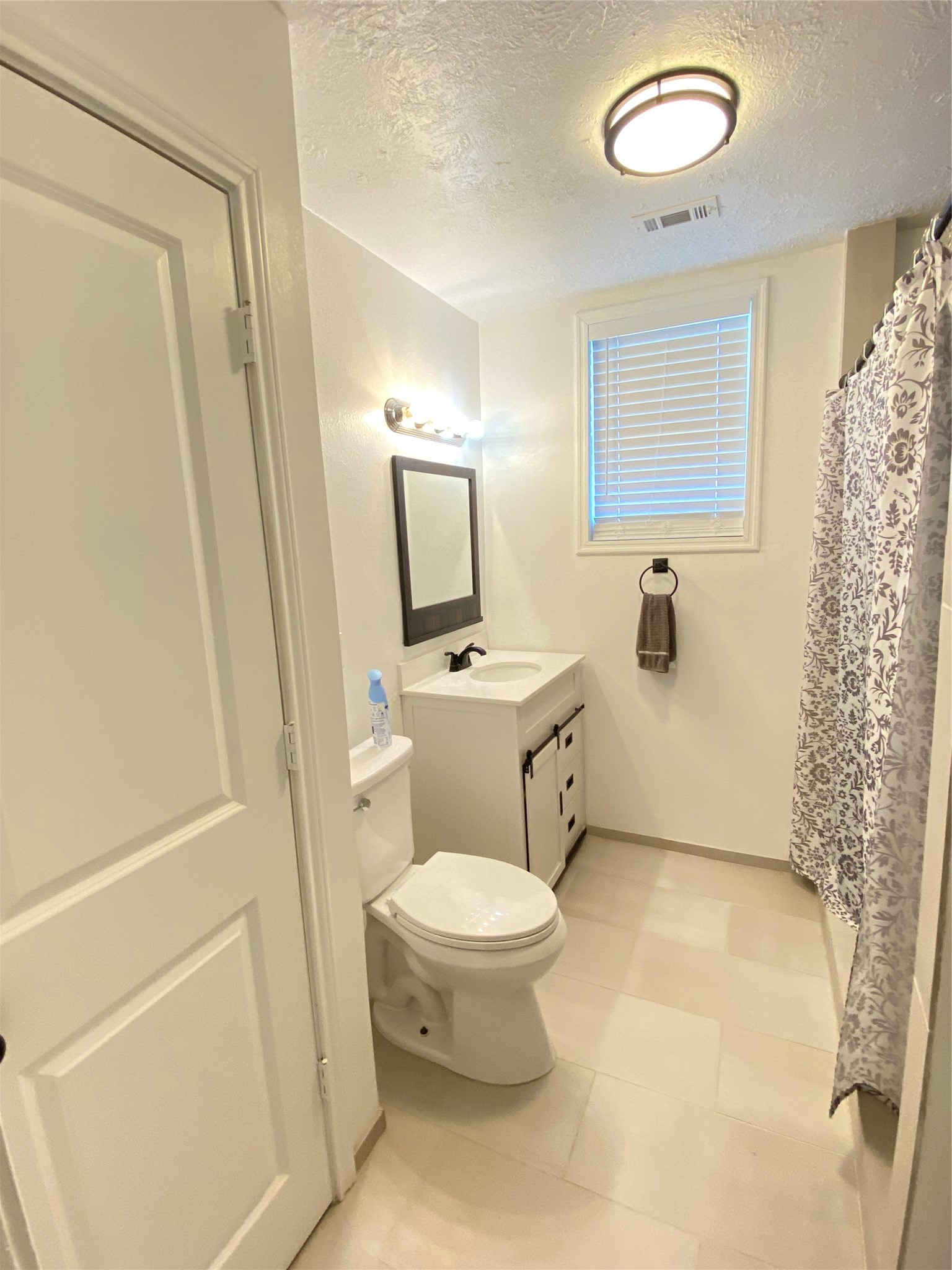 4401 Canal Street Houston, TX 77011 - Photo 11 of 20 a bathroom with a toilet and a sink