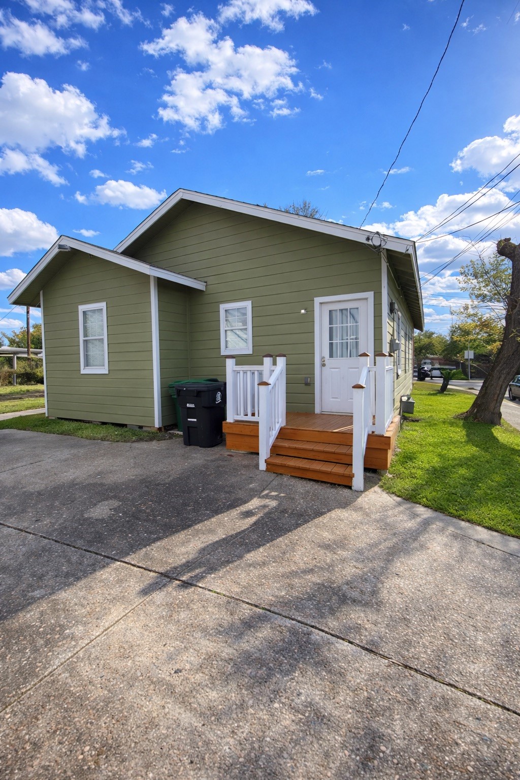 4401 Canal Street Houston, TX 77011 - Photo 17 of 20 a view of a house with backyard and a garage