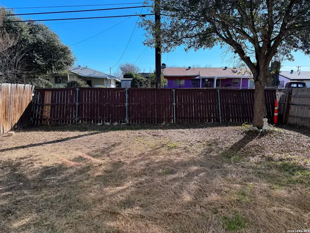 a view of a backyard