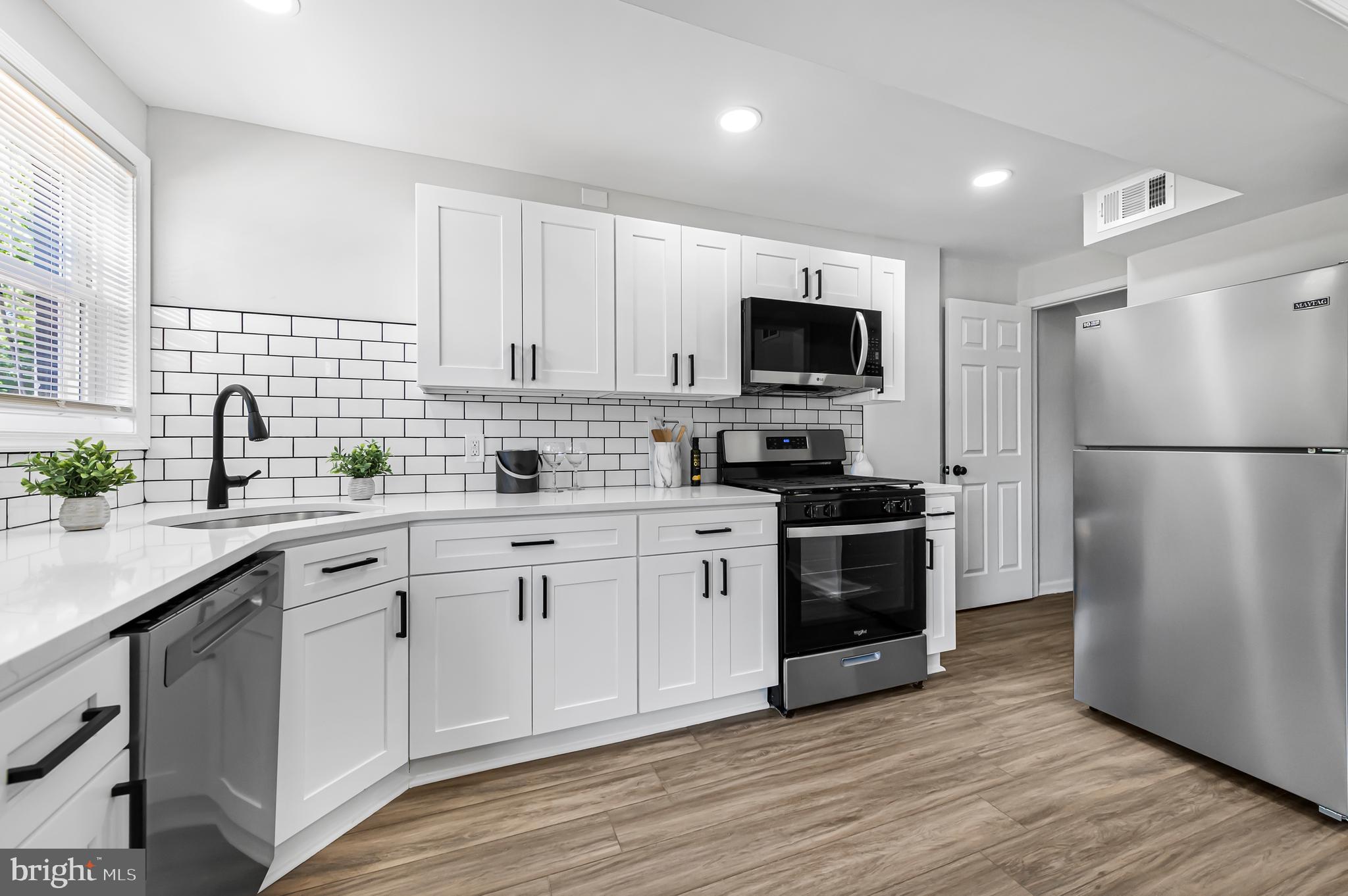 1986 Carter Road Folcroft, PA 19032 - Photo 4 of 32