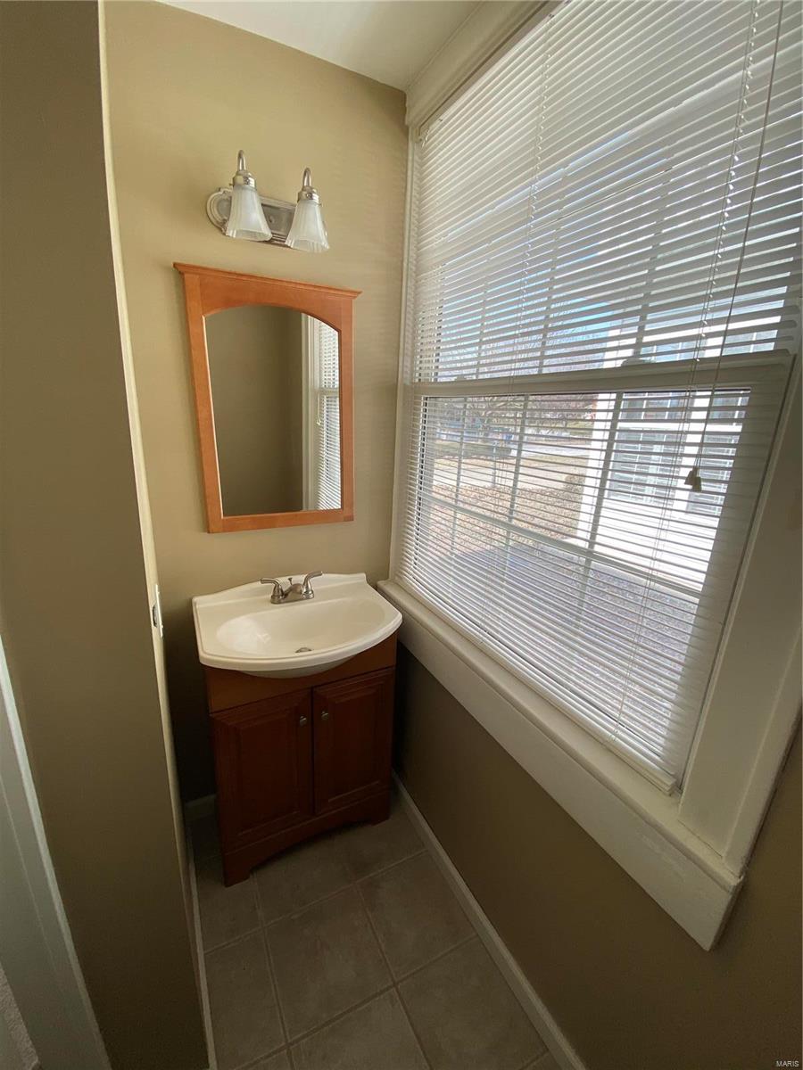 913 Henry Street Alton, IL 62002 - Photo 8 of 31