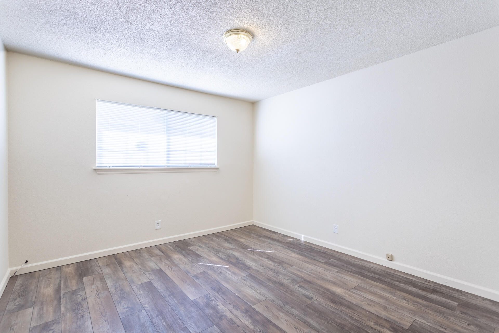 3252 Daisy Street Anderson, CA 96007 - Photo 12 of 20 an empty room with wooden floor and windows