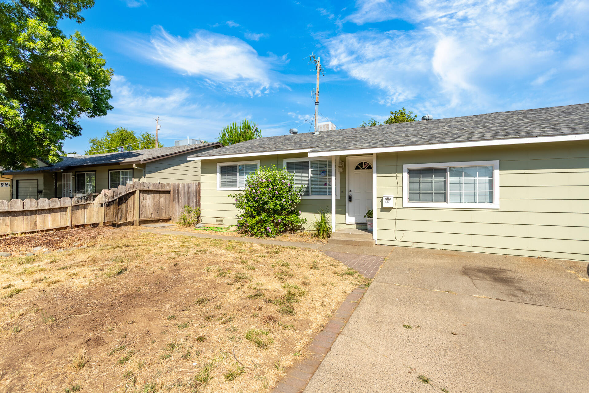 3252 Daisy Street Anderson, CA 96007 - Photo 3 of 20 a front view of a house with a garden