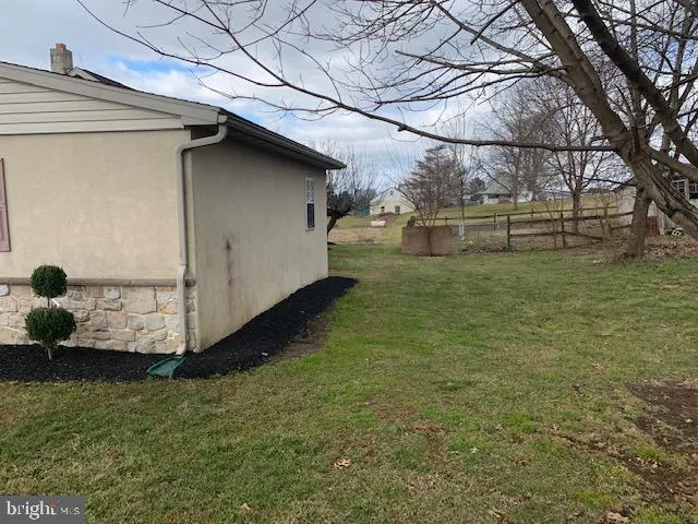 a view of back yard of the house