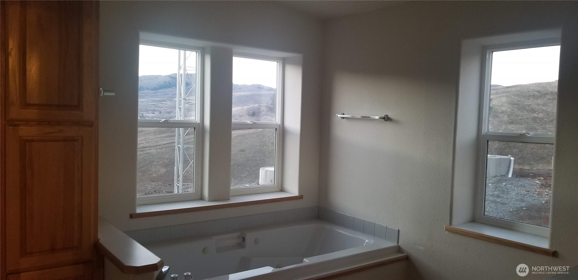 1579 Pine Creek Road, Unit A Tonasket, WA 98855 - Photo 21 of 24 a bathroom with a tub and window