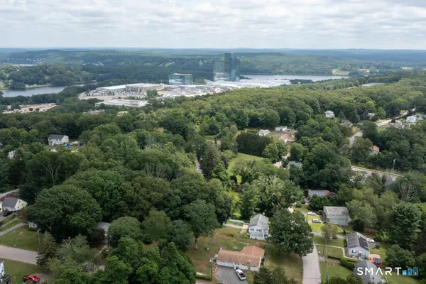 a view of yard with green space