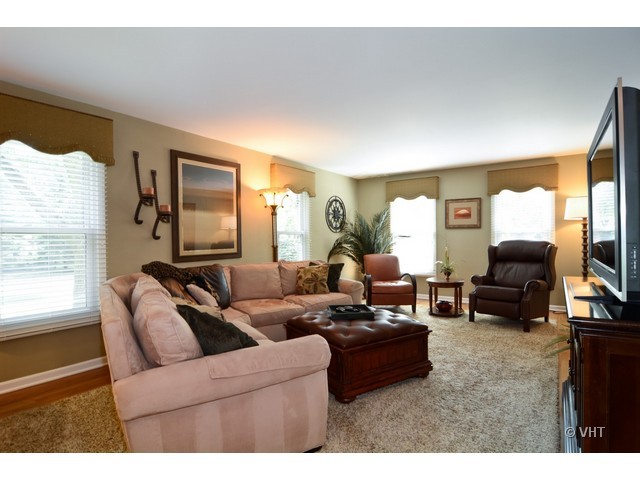 1 Burning Tree Road Rolling Meadows, IL 60008 - Photo 3 of 16