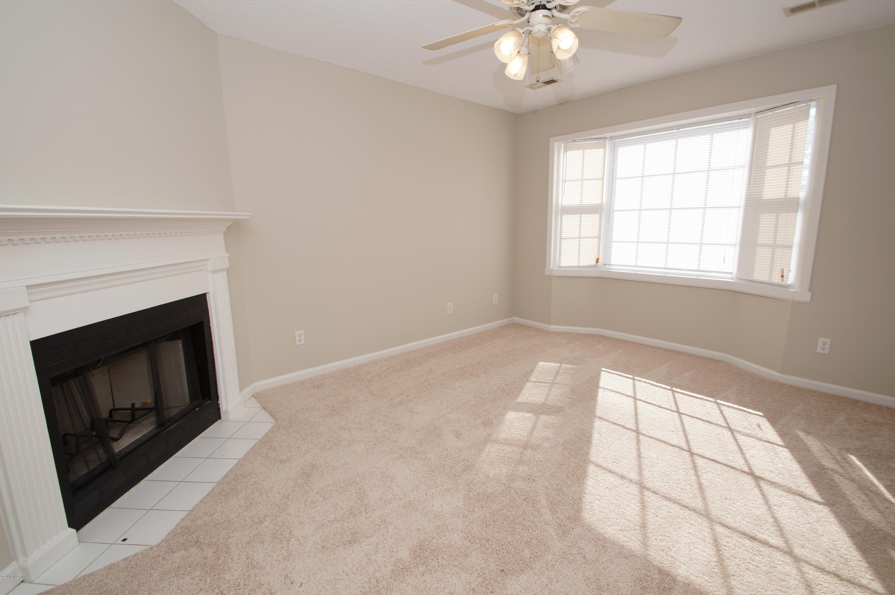 1015 Spring Forest Road, Unit F6 Greenville, NC 27834 - Photo 5 of 21 Beautiful Living Room