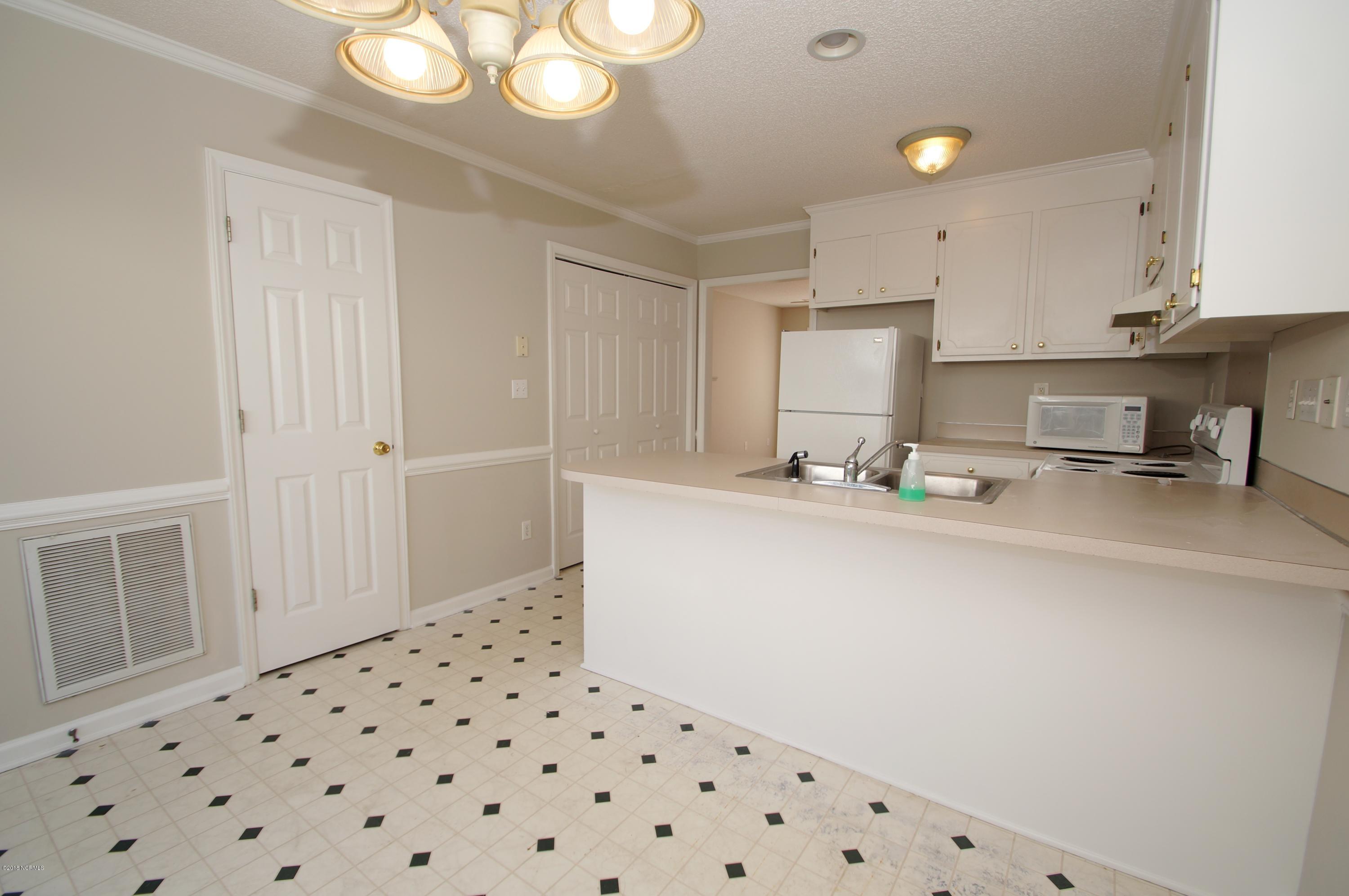 1015 Spring Forest Road, Unit F6 Greenville, NC 27834 - Photo 9 of 21 Large Dining Room