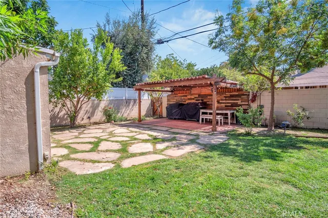 a view of a house with backyard and sitting area