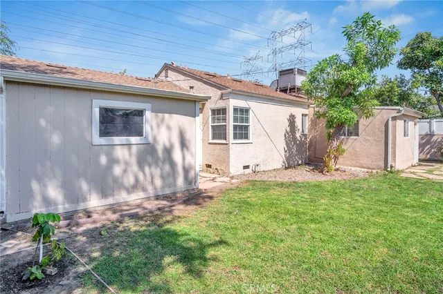 a view of a house with backyard