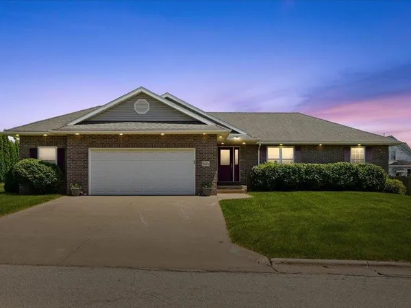 $309,995 | 604 South Lincoln Street, Cuba City, WI 53807