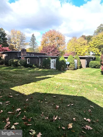 a view of a houses with yard