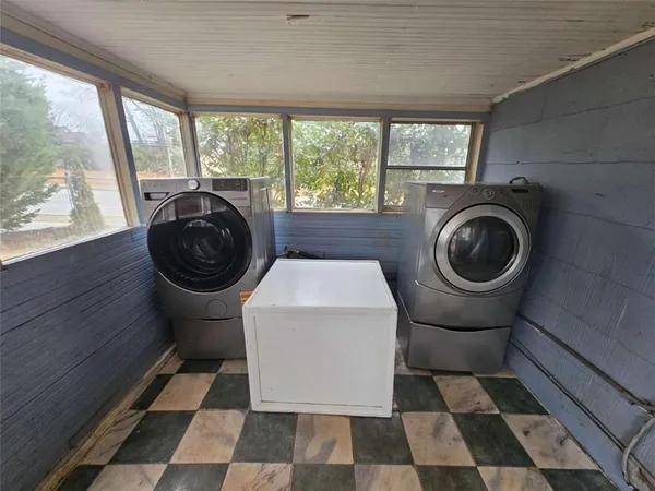 a view of yard with tree