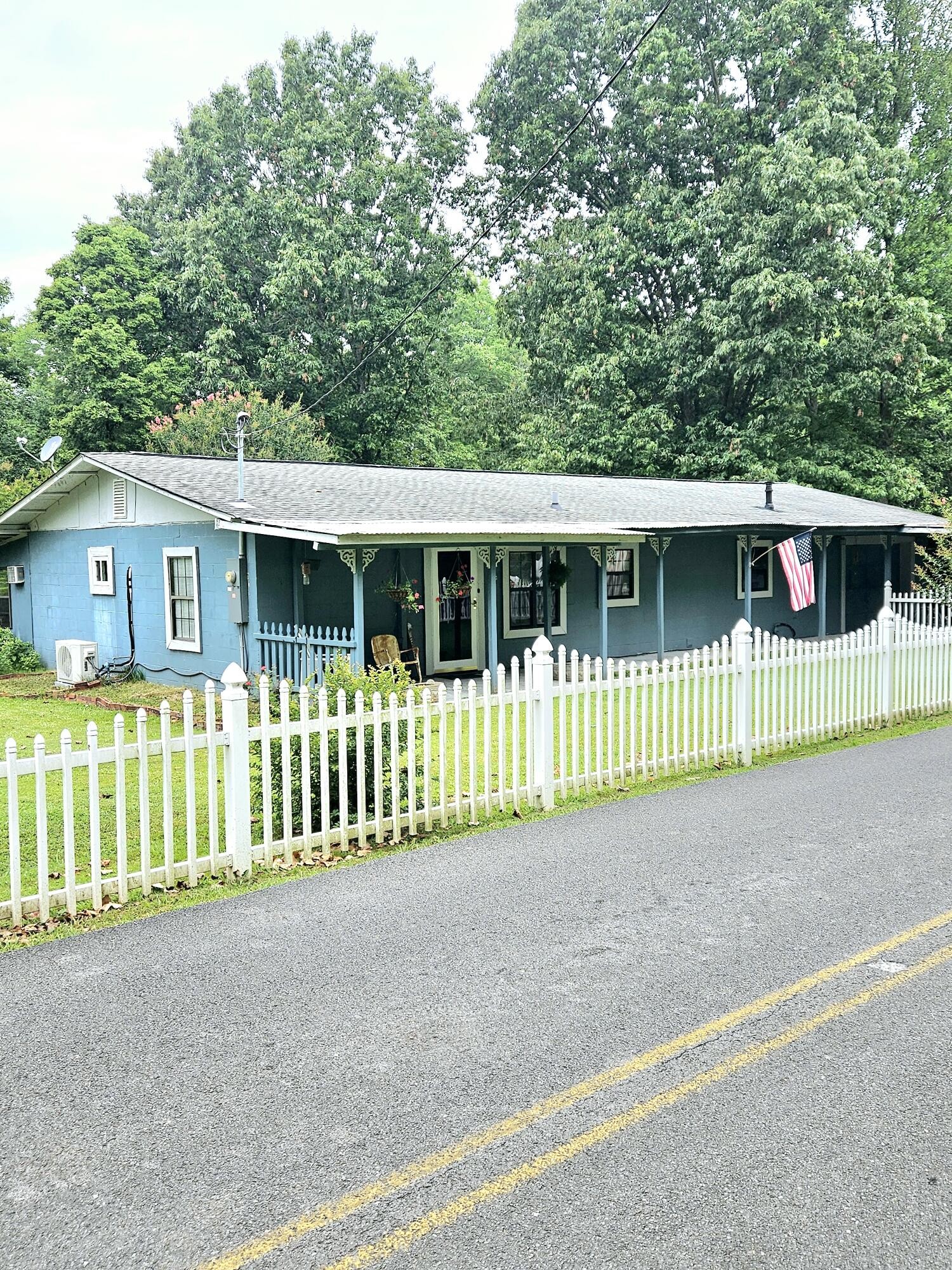 1262 Johnson Road Southeast Cleveland, TN 37323 - Photo 1 of 34 a front view of a house with a garden