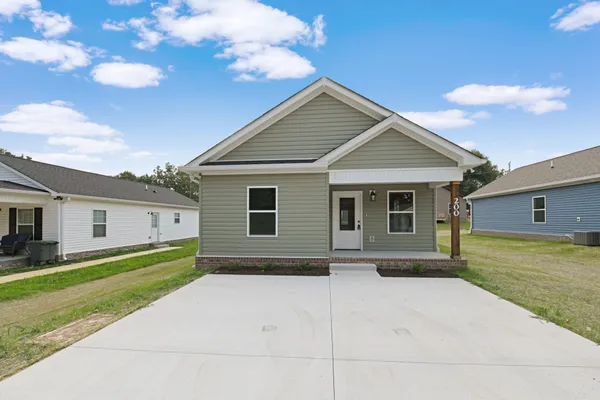 $1,895 | 200 Center Street, Portland, TN 37148