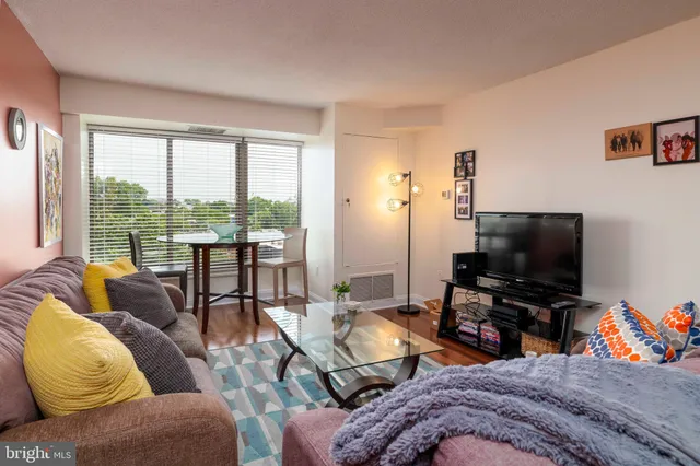 $348,000 | 2001 Hamilton Street, Unit 925, Philadelphia, PA 19130