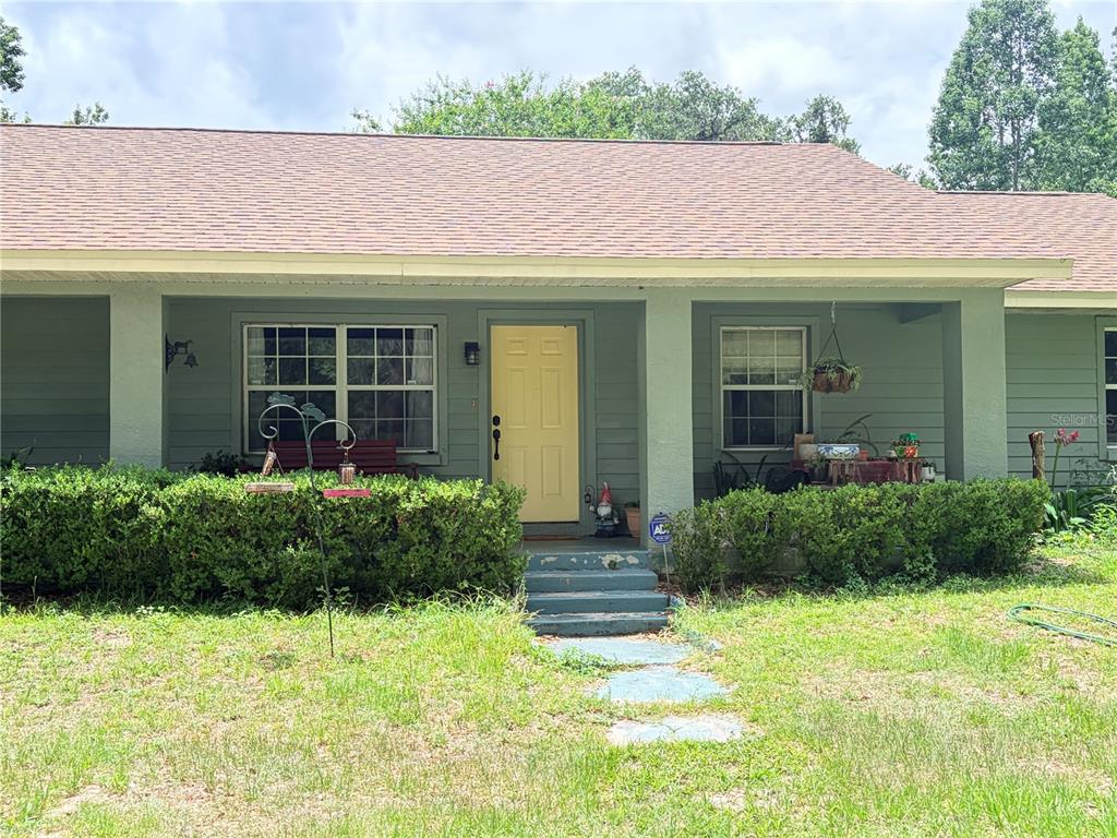 17900 Northwest 120th Avenue Road Reddick, FL 32686 - Photo 2 of 45 a front view of a house with garden