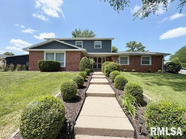$3,200 | 6891 North Fox Point Drive, Peoria, IL 61614