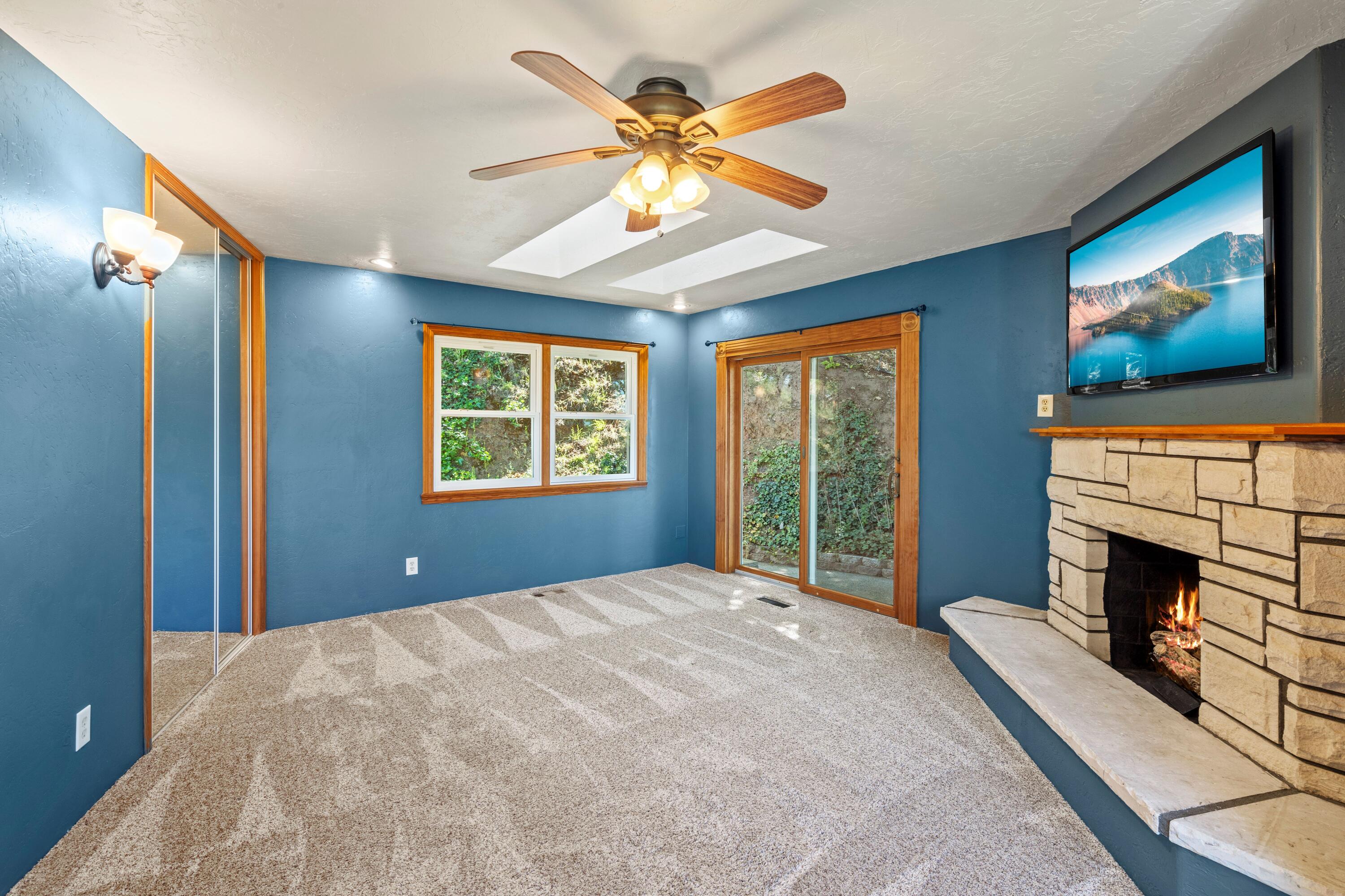 6397 Pioneer Road Medford, OR 97501 - Photo 18 of 44 Primary Bedroom