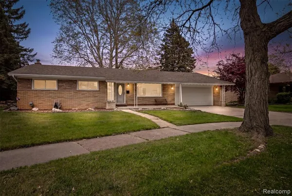 $339,500 | 11215 Chippewa Drive, Warren, MI 48093