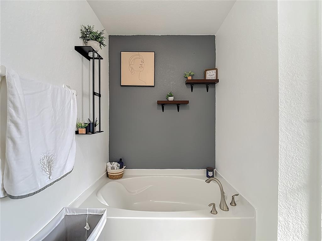 13108 Oneida Street Spring Hill, FL 34609 - Photo 31 of 62 a bathroom with a tub