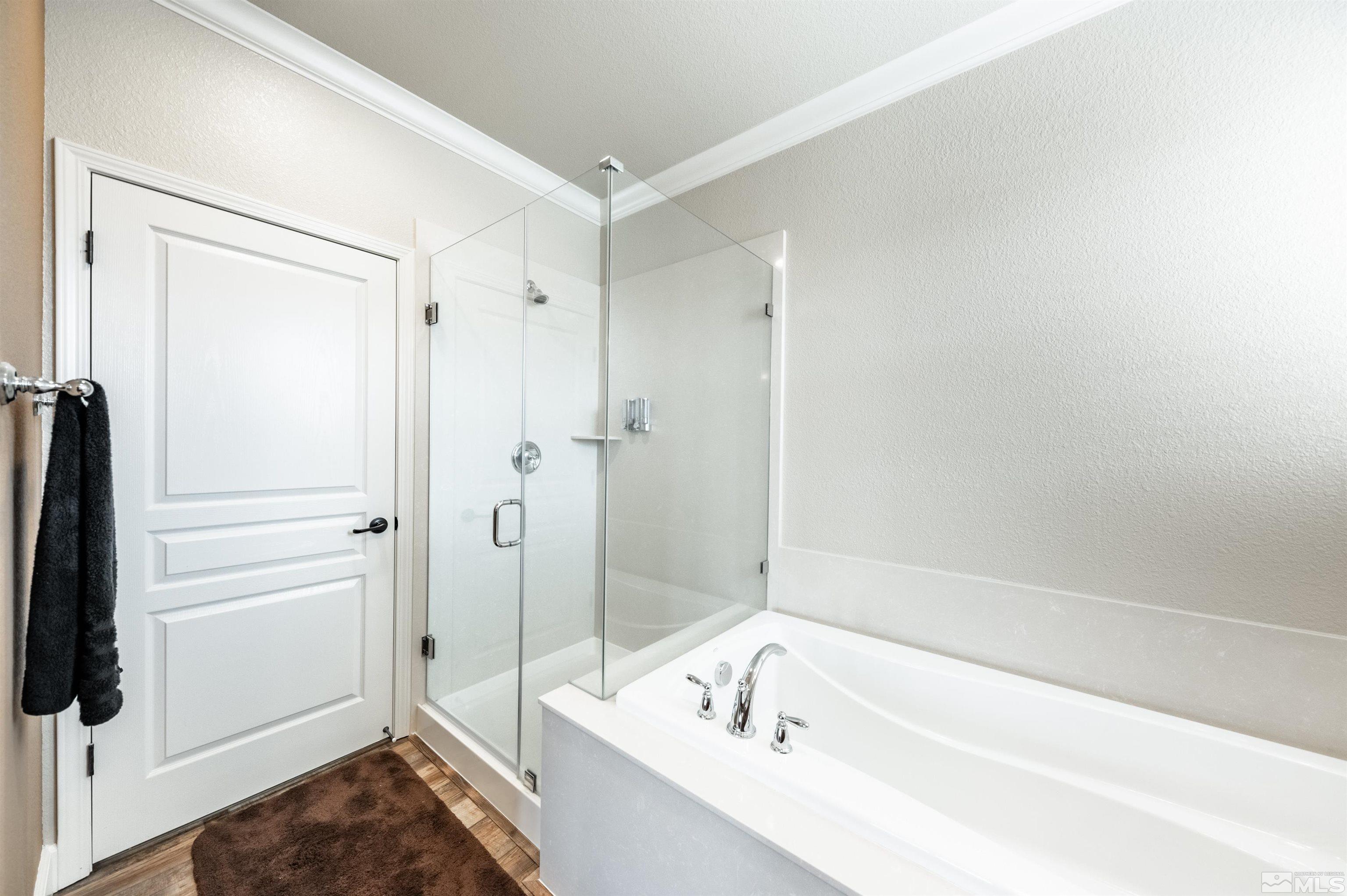 990 Broderick Trail Reno, NV 89523 - Photo 27 of 38 a bathroom with a tub a sink and a shower