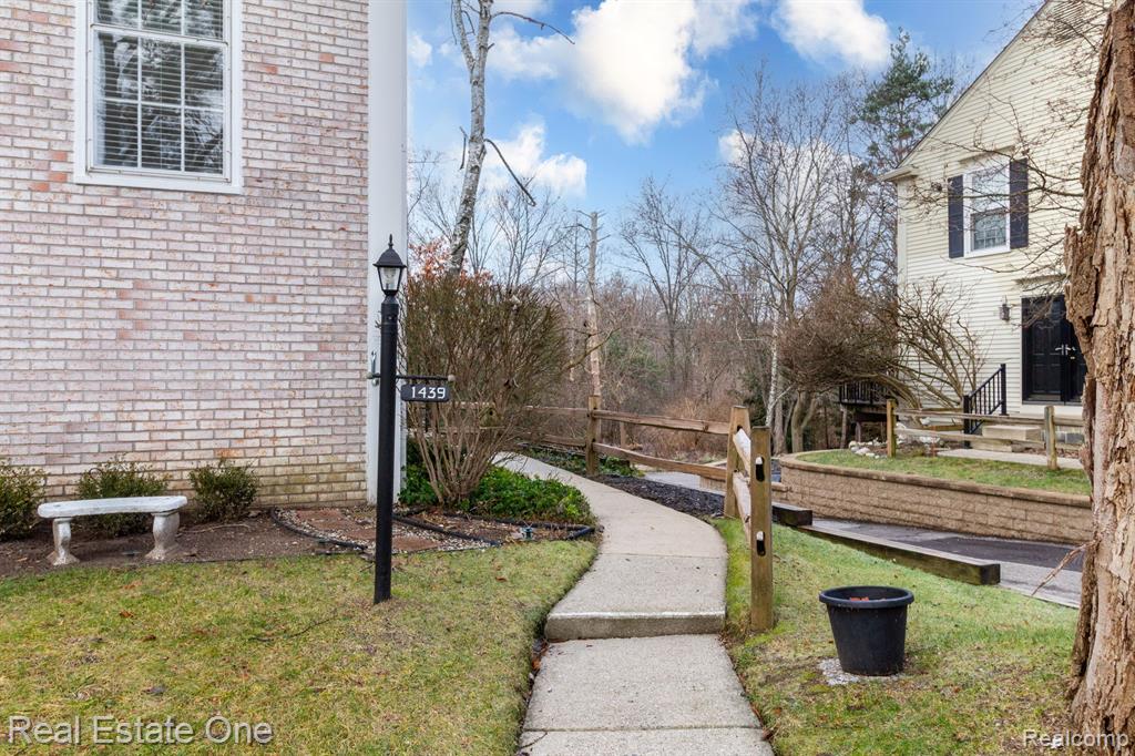 1439 Lantern Lane Rochester Hills, MI 48306 - Photo 4 of 39