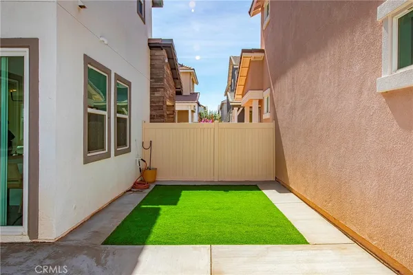 a view of backyard with windows