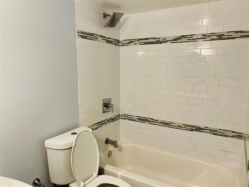 3121 Park Lane, Unit 1105 Dallas, TX 75220 - Photo 11 of 19 Full bath with toilet and shower / tub combination