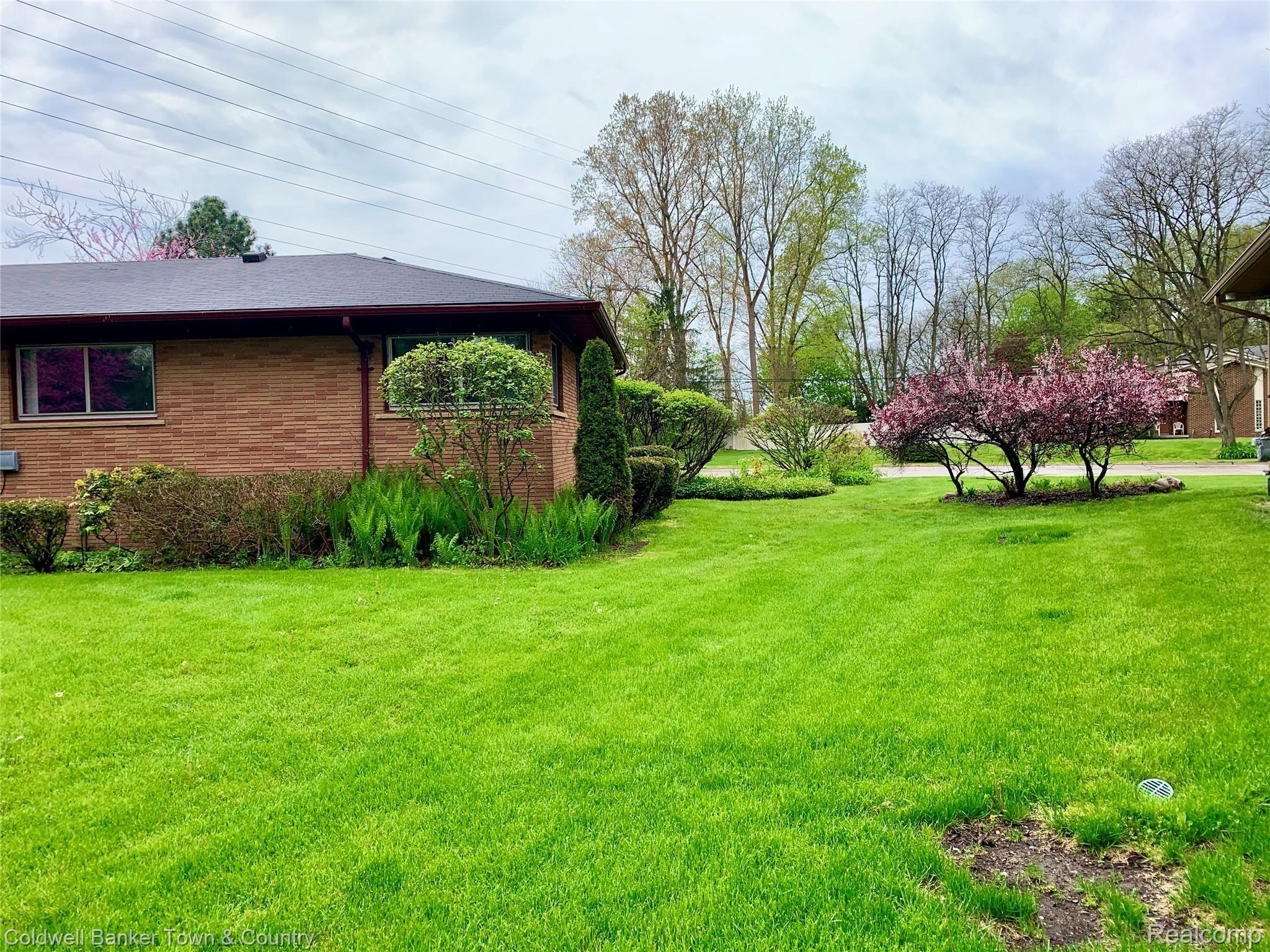 34330 Freedom Road Farmington, MI 48335 - Photo 9 of 45 Off the side of Home