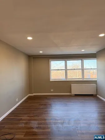 $2,595 | 39 East 39th Street, Unit 6D, Paterson, NJ 07514